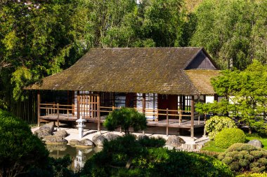Baharda, Toulouse 'daki Compans-Caffarelli bahçesindeki Japon bahçesinde küçük bir göl kenarında çay pavyonu.