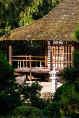 Baharda, Toulouse 'daki Compans-Caffarelli bahçesindeki Japon bahçesinde küçük bir göl kenarında çay pavyonu.