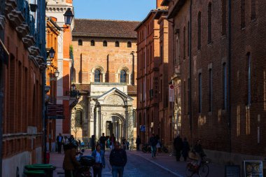 Toulouse 'daki Saint-Sernin Bazilikasının girişi Rue du Taur' dan.