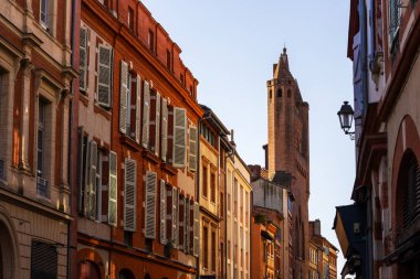 Toulouse 'daki Saint-Sernin Bazilikası' ndan heybetli yüzüyle Rue du Taur 'da.