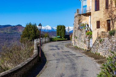Pic des Trois Seigneurs ufukta Ariege köyü Roquefixade 'den ilkbaharda görülüyor.