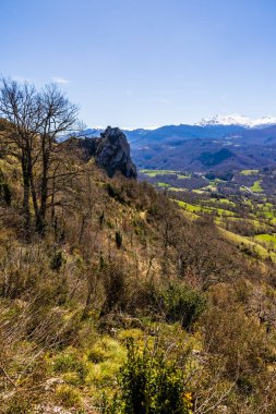 Cathar Roquefixade kalesinin kalıntıları, köyün yukarısındaki kireçtaşı çıkıntısında yer alıyor.
