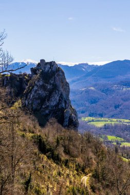 Cathar Roquefixade kalesinin kalıntıları, köyün yukarısındaki kireçtaşı çıkıntısında yer alıyor.