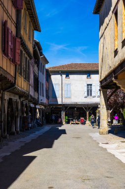 Mirepoix 'in eski baztide Couvert Saint-Antoine etrafında yarım keresteli cepheler
