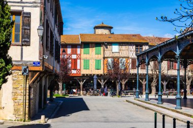 Mirepoix 'in eski baztide Place des Couverts etrafında yarım keresteli cepheler