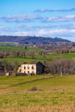 Monesties 'in etrafındaki Segala dağlarının tepeli manzarası, küçük çiftliklerle benekli.