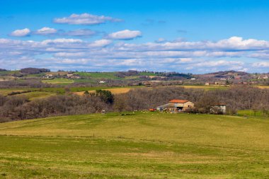 Monesties 'in etrafındaki Segala dağlarının tepeli manzarası, küçük çiftliklerle benekli.