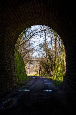 Carmaux-Vindrac hattındaki eski Kolombiyalı demiryolu tüneli Monesties komünü.