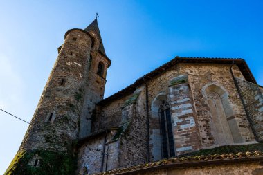 Saint-Pierre de Monesties Kilisesi, Roma üssüne inşa edilmiş Gotik bir kilise.