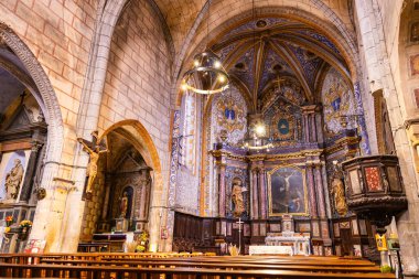 Saint-Pierre de Monesties Kilisesi 'nin Güney Gotik tarzında zengin dekore edilmiş ve polikrom korosu.