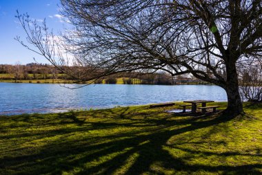 Les Homps Gölü, Cagnac-les-Mines 'deki isimsiz maden kasabasının yakınında.