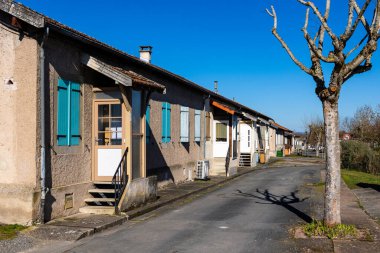 Birinci Dünya Savaşı 'ndan sonra inşa edilen Cagnac-les-Mines' teki Les Homps madencilik kasabasında küçük teraslı işçilerin evleri.