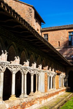 Aziz Pierre de Moissac Manastırı 'nın manastırı. İncil' de geçen bölümleri anlatan heykellerle ünlü sütunlarıyla ünlü.