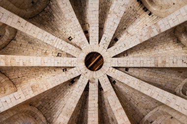 Saint-Pierre de Moissac Manastırı 'nın üst katındaki taş kasalar.