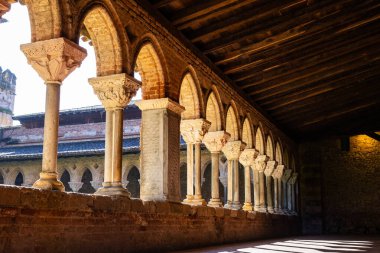 Aziz Pierre de Moissac Manastırı 'nın manastırı. İncil' de geçen bölümleri anlatan heykellerle ünlü sütunlarıyla ünlü.