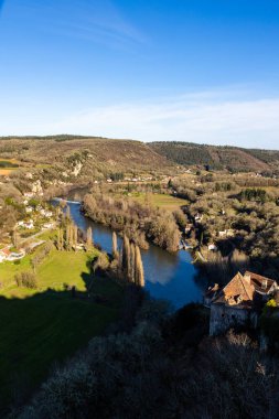 Ortaçağ 'daki Saint-Cirq-Lapopie köyünden Lot Valley.