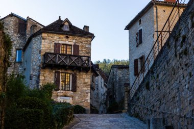 Trois Chateaux Caddesi, Saint-Cirq-Lapopie 'nin ortaçağ köyünün kalbinde.