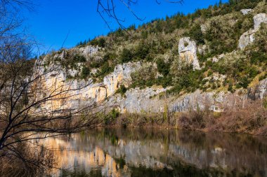 Bouzies 'deki Lot Nehri boyunca kireçtaşı kayalıkları