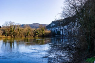 Bouzies 'deki Lot Nehri boyunca kireçtaşı kayalıkları