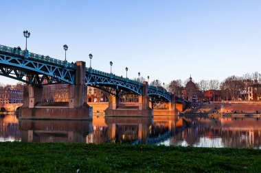 Saint-Pierre Köprüsü Toulouse 'da Sunset' te Garonne Nehri 'nin sularını yansıtıyor.