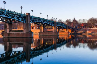 Saint-Pierre Köprüsü Toulouse 'da Sunset' te Garonne Nehri 'nin sularını yansıtıyor.
