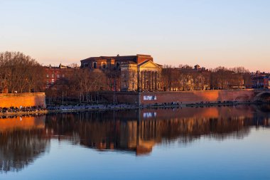 Günbatımında Toulouse 'daki Notre-Dame de la Daurade Bazilikası, Karşıdaki Bankadan