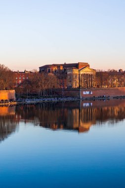 Günbatımında Toulouse 'daki Notre-Dame de la Daurade Bazilikası, Karşıdaki Bankadan