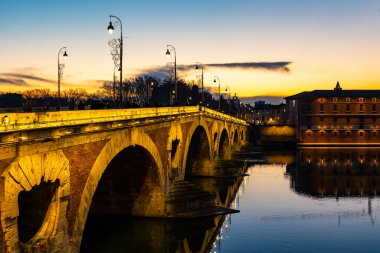 Pont Neuf Sunset 'te Toulouse' da Garonne 'u geçiyor.