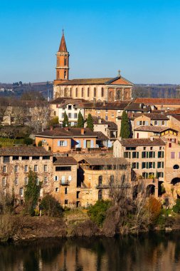 Sainte-Madeleine Kilisesi Albi 'deki Tarn' ın sağ kıyısında.
