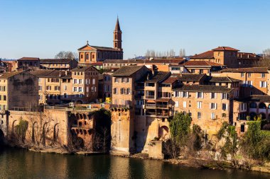 Albi 'deki Tarn kıyısındaki Picturesque Evleri.