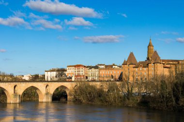 Pont Vieux, Montauban 'daki Tarn ve Ingres Bourdelle Müzesini geçiyor.