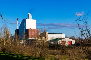 Gölün kıyısındaki Montauban atık yakma tesisi.