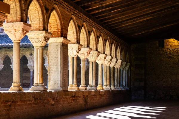 Aziz Pierre de Moissac Manastırı 'nın manastırı. İncil' de geçen bölümleri anlatan heykellerle ünlü sütunlarıyla ünlü.