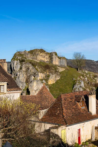 Ortaçağ Saint-Cirq-Lapopie köyündeki Lot Vadisi 'ne bakan Lapopie Şatosu kalıntıları.