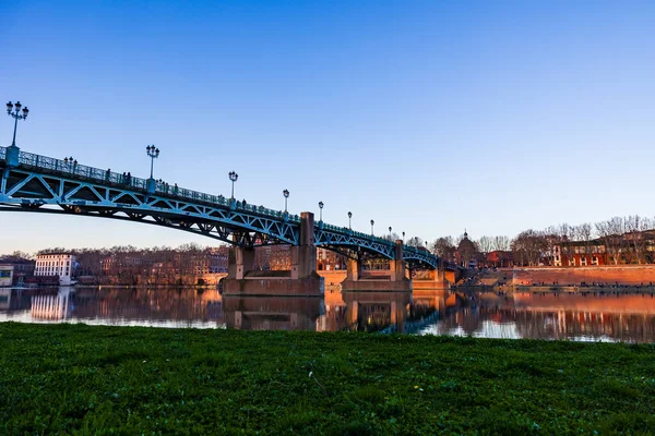 Saint-Pierre Köprüsü Toulouse 'da Sunset' te Garonne Nehri 'nin sularını yansıtıyor.