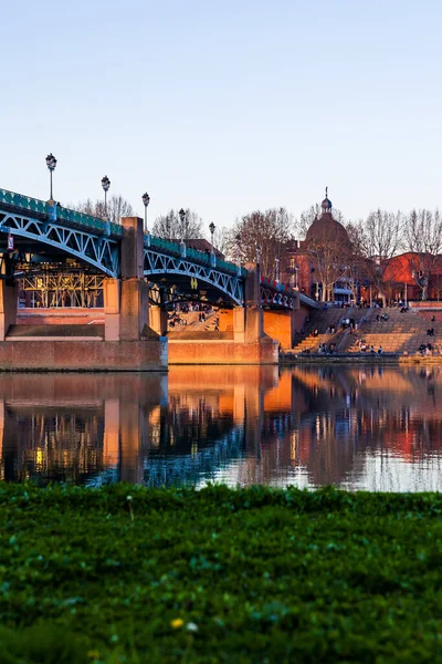 Saint-Pierre Köprüsü Toulouse 'da Sunset' te Garonne Nehri 'nin sularını yansıtıyor.