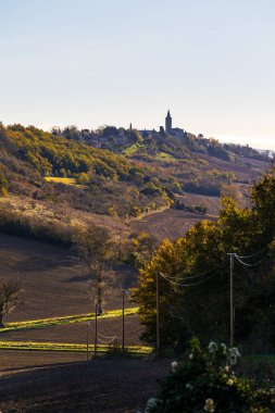 Saint-Felix-Lauragais köyü, kilisesinin egemenliği altındadır.