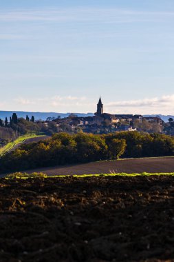 Saint-Felix-Lauragais köyü, kilisesinin egemenliği altındadır.