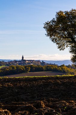 Saint-Felix-Lauragais köyü, kilisesinin egemenliği altındadır.