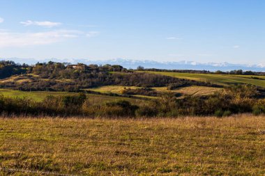 Karla kaplı Pireneler Saint-Felix-Lauragais 'in yeni sürülmüş tarlalarından görüldü.