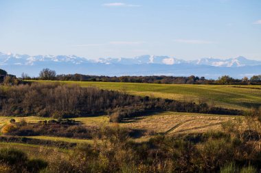 Karla kaplı Pireneler Saint-Felix-Lauragais 'in yeni sürülmüş tarlalarından görüldü.
