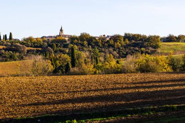 Saint-Felix-Lauragais köyü, kilisesinin egemenliği altındadır.