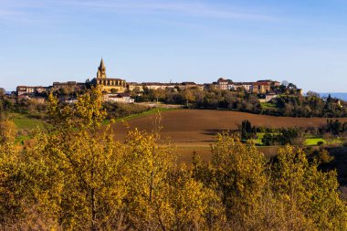 Saint-Felix-Lauragais Kilisesi köye ve çevresindeki çan kulesine bakıyor.