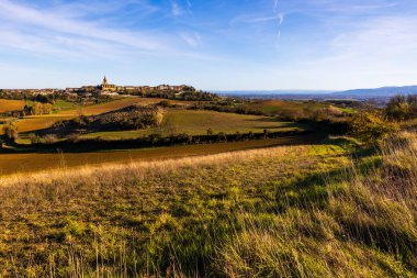Saint-Felix-Lauragais Kilisesi köye ve çevresindeki çan kulesine bakıyor.