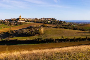 Saint-Felix-Lauragais Kilisesi köye ve çevresindeki çan kulesine bakıyor.