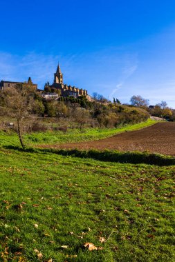 Saint-Felix-Lauragais Kilisesi köye ve çevresindeki çan kulesine bakıyor.