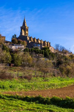 Saint-Felix-Lauragais Kilisesi köye ve çevresindeki çan kulesine bakıyor.