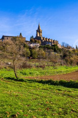 Saint-Felix-Lauragais Kilisesi köye ve çevresindeki çan kulesine bakıyor.