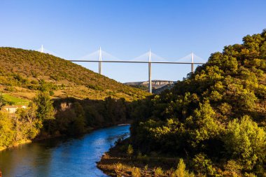 Tarn Vadisi 'nden geçen Millau Viyadük Ortaçağ Peyre Köyü' nden (Aveyron)