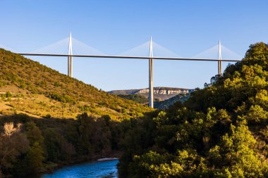 Tarn Vadisi 'nden geçen Millau Viyadük Ortaçağ Peyre Köyü' nden (Aveyron)